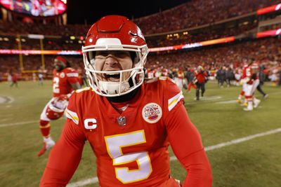 Bizarre: Chiefs punter Tommy Townsend tried to put on second helmet vs. Lions