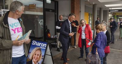 Acting PM campaigns in Beaumont Street as referendum camps find voices