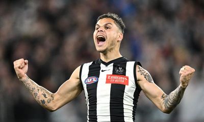 Collingwood hang on to beat wasteful Melbourne and book preliminary final