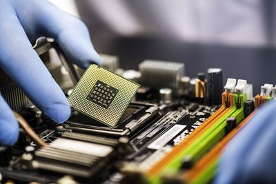 1 Mega-Cap Chip Stock to Avoid in September