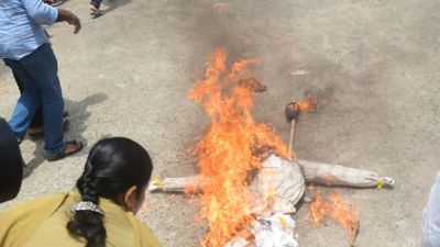 Three persons suffer injuries trying to burn CM’s effigy at TDP office