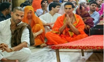 Akshay Kumar offers prayers at Mahakal Temple in Ujjain; Cricketer Shikhar Dhawan also joins in