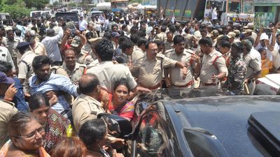 TDP cadre stop Chandrababu Naidu’s convoy when being shifted to Vijayawada at Chilakaluripet