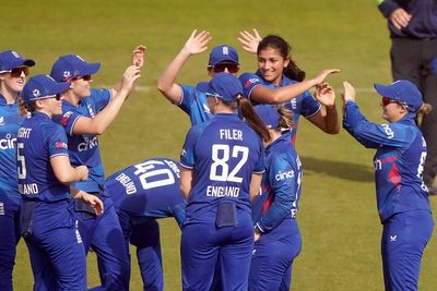 Debutants dominate as impressive England crush Sri Lanka in opening ODI