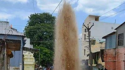 Workers accidentally damage water pipeline in Ambur town