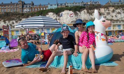 Costa del Kent: sunburn and seaweed are no deterrent as England steams on hottest day of year