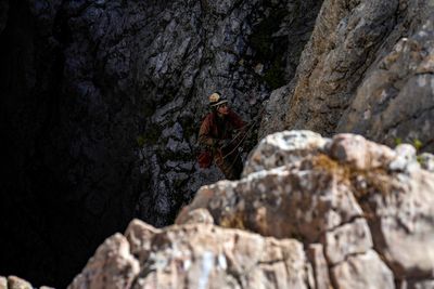 Operation to extract American researcher from one of the world's deepest caves advances to 700m