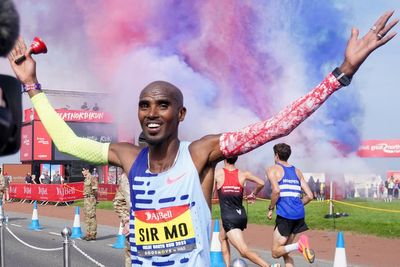 Mo Farah signs off glittering career with fourth-place finish in Great North Run