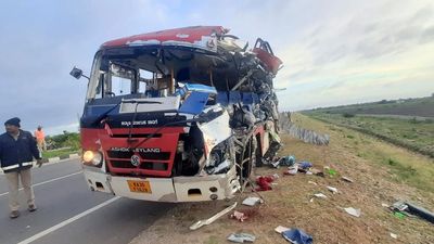5 die as KSRTC bus hits truck near Hiriyur in Chitradurga district