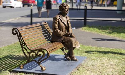 Agatha Christie statue takes seat on bench in Oxfordshire town