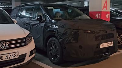 2025 Kia Carnival Spy Video Catches Minivan Up Close With Bulky Camo