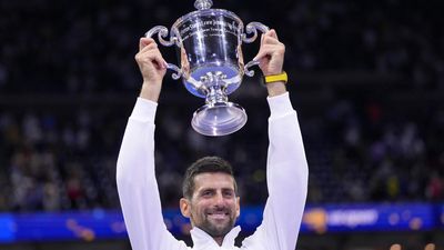 Djokovic celebrates No. 24 with a tribute to Kobe Bryant, who wore that number and became a friend