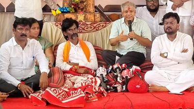 Maratha quota activist Manoj Jarange to continue fast until govt. grants reservation to his community