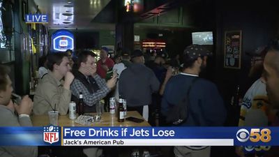 Fans at Wisconsin Bar Cheered After Aaron Rodgers Got Injured in Jets Debut, Then Lost Out on Free Drinks