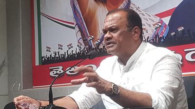 Komatireddy lashes out at KTR for his comments on Sonia