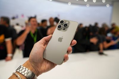 Hands-On With Apple’s iPhone 15 Pros: Titanium Makes a Huge Difference