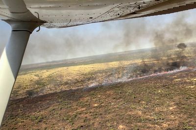 Australian authorities protect Outback town against huge wildfire