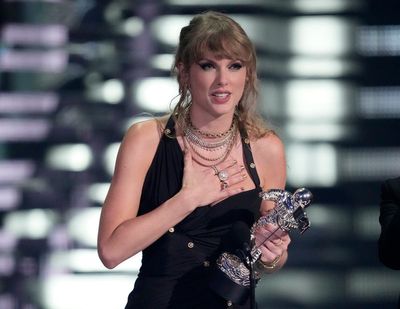Taylor Swift reigns supreme at the MTV VMAS while Shakira makes history