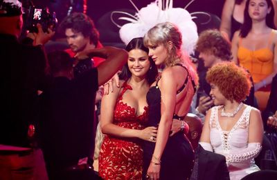 Selena Gomez jokes she looks ‘constipated’ while posing next to Taylor Swift at VMAs