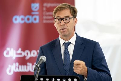 Tobias Ellwood resigns as defence committee chair after video praising Taliban