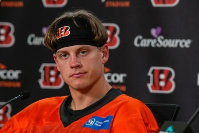 Joe Burrow shows up to Bengals practice with a new look