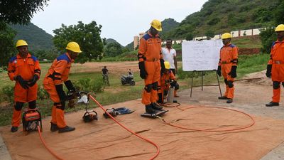 NDRF imparts training to APSDRF personnel on rescue techniques during calamities