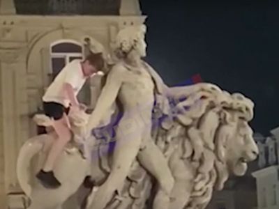 Tourist damages historic Brussels statue one day after £15,000 restoration revealed