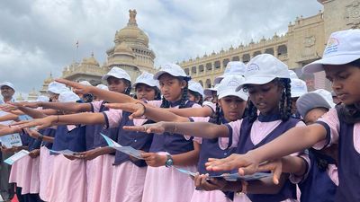 Millions join Karnataka Chief Minister Siddaramaiah in reading preamble of Indian Constitution