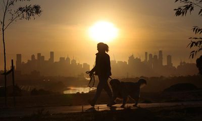 Heat alert issued as high temperatures bring early taste of summer to eastern Australia