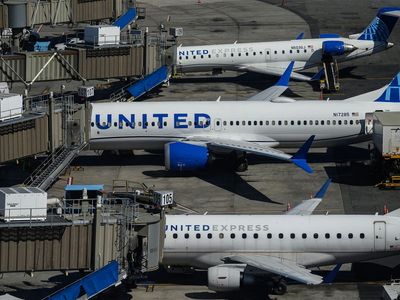 Terror as United Airlines plane drops 28,000ft prompting emergency landing