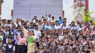 Hundreds of students read preamble of Indian Constitution in Shivamogga