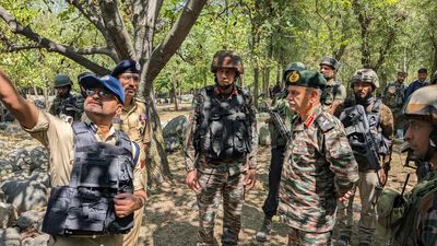 Anantnag encounter | Northern Army commander reviews operational situation at Anantnag gunfight site