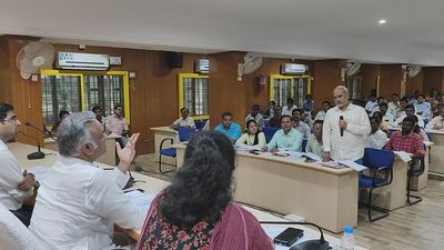 Karnataka Minister calls for eye estimation survey to assess crop loss in Kalaburagi district