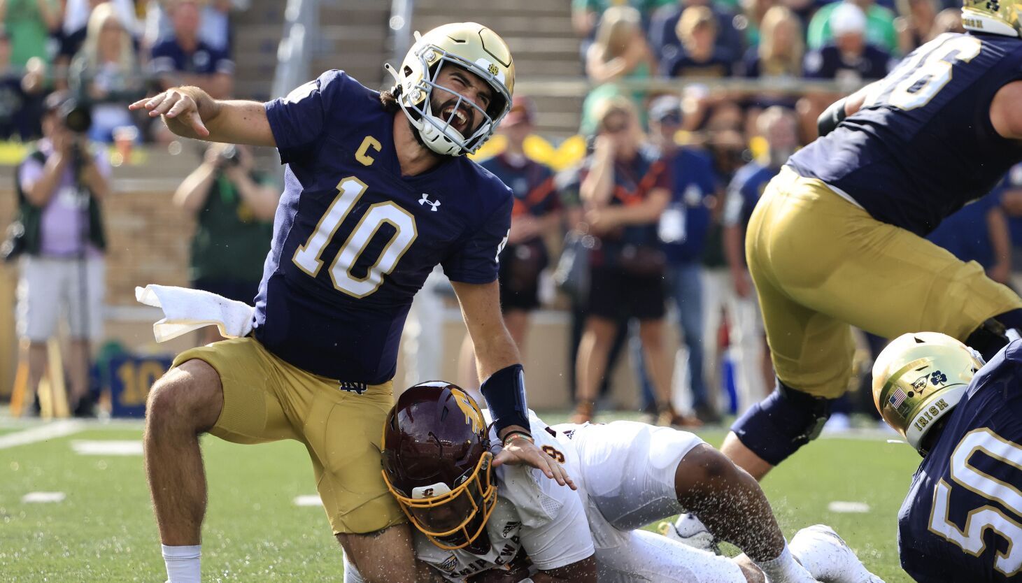 Hartman throws 3 TD passes as No. 9 Notre Dame preps for showdown with  41-17 win against C Michigan