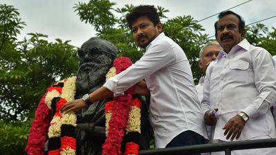 Udhayanidhi Stalin pays respect to Periyar E.V. Ramasamy in Salem