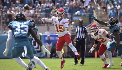 Chiefs QB Patrick Mahomes throws two TD passes in 17-9 win over Jaguars