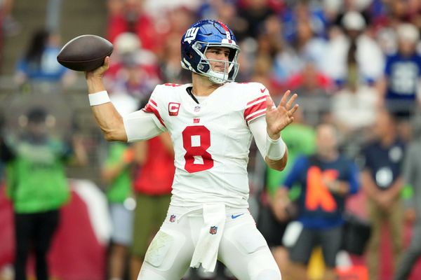 New York Giants quarterback Daniel Jones (8) huddles with teammates against  the Washington Commanders during an NFL football game Sunday, Dec. 4, 2022,  in East Rutherford, N.J. (AP Photo/Adam Hunger Stock Photo - Alamy