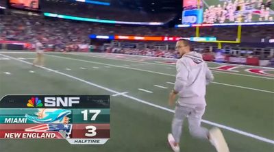 Mike McDaniel Sprints Away From ‘SNF’ Cameras At Halftime vs. Patriots