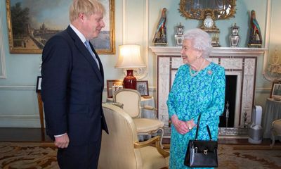 No 10 officials discussed asking queen to talk to Boris Johnson about his behaviour