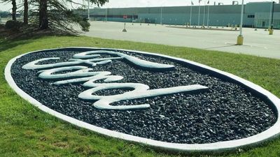 As autoworkers' strike continues in US, Ford workers threaten walkout in Canada