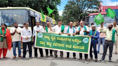 Cauvery row: Farmers’ outfit stages road blockade in Mysuru alleging clandestine release of water to T.N.