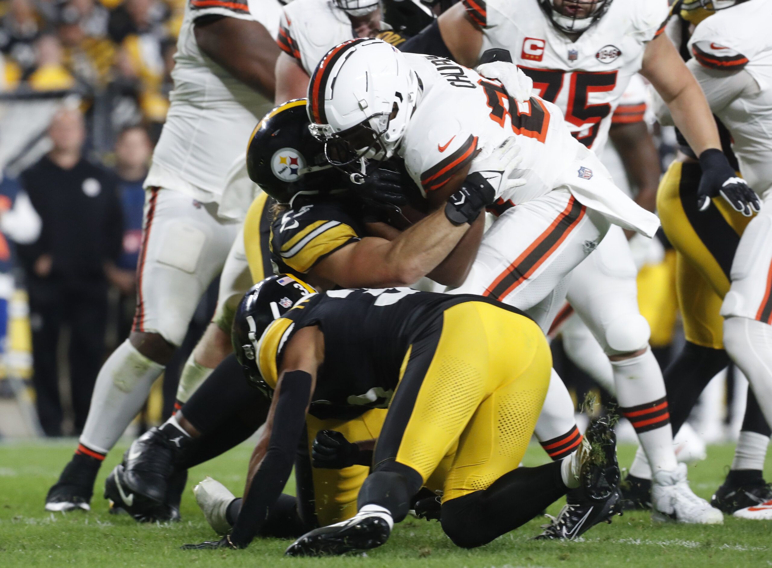 Browns: Nick Chubb carted off vs. Steelers with deflating knee injury