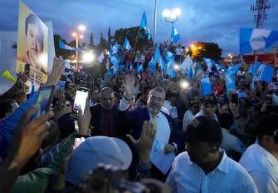 Guatemalans rally on behalf of president-elect, demonstrating a will to defend democracy