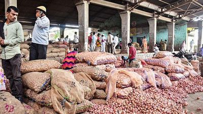 Onion traders in Maharashtra continue their strike, surrender trade licenses