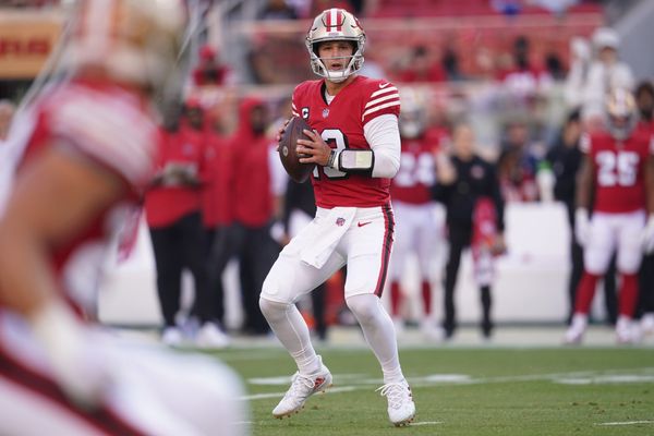 49ers QB Brock Purdy chats with childhood idol Dan Marino in