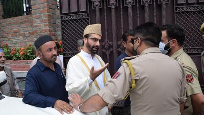 Mirwaiz Umar Farooq allowed to offer Friday prayers after four years