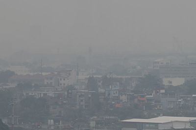 Phillippines urges residents to mask up as volcanic smog blankets capital