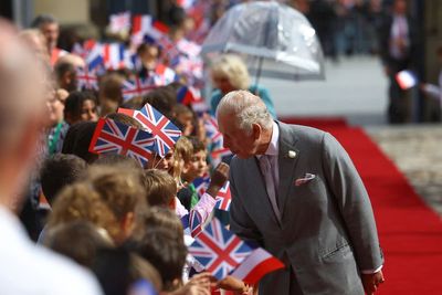 King and Queen welcomed by cheering crowds on arrival to Bordeaux