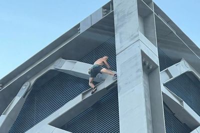 Daredevil climbs 50-storey Cheesegrater skyscraper with no ropes