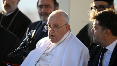 People who risk drowning at sea 'must be rescued', says Pope Francis in Marseille